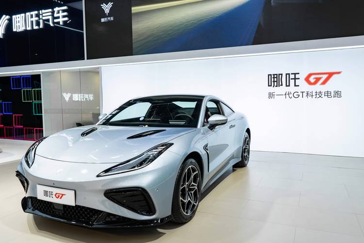 成都64哪吒汽车在智能汽车领域的表现，领途汽车在新能源汽车市场中的影响力